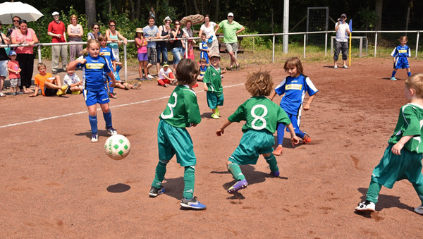 Auch die Bambini der DJK Königsfeld und des VfR Waldorf spielten an diesem Sportfest gegeneinander...